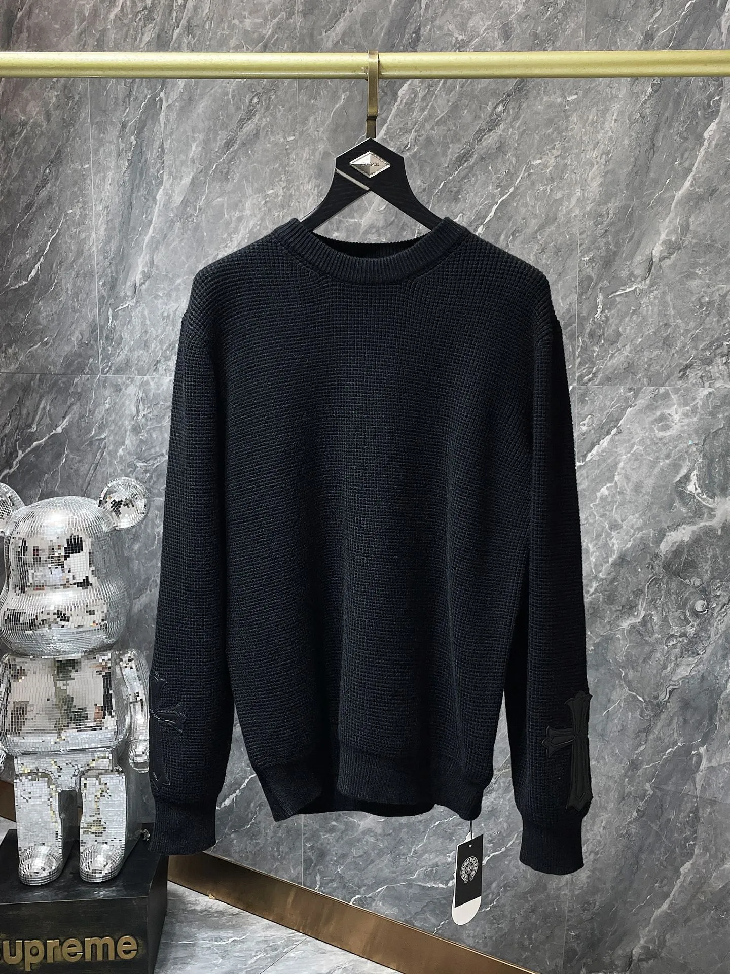 P236 Chrome Hearts 🍁Autumn and winter sweater series🍁 Customized version of hardware logo on the back➕leather cuffs Selected high-quality 100% pure cotton high-weight knitted fabric Special weaving technology Non-common version on the market Recommended colors: black avocado green